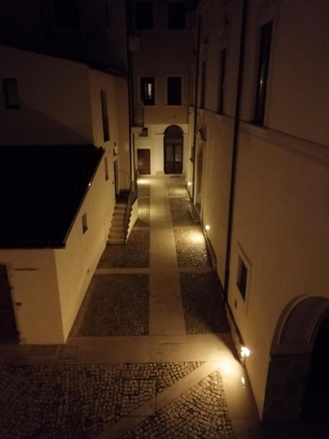 B&B Bone Novelle Dimora Storica Palazzo Zuzi ลาควิลา ภายนอก รูปภาพ