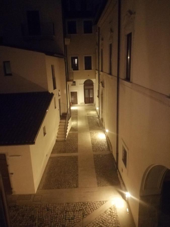 B&B Bone Novelle Dimora Storica Palazzo Zuzi ลาควิลา ภายนอก รูปภาพ