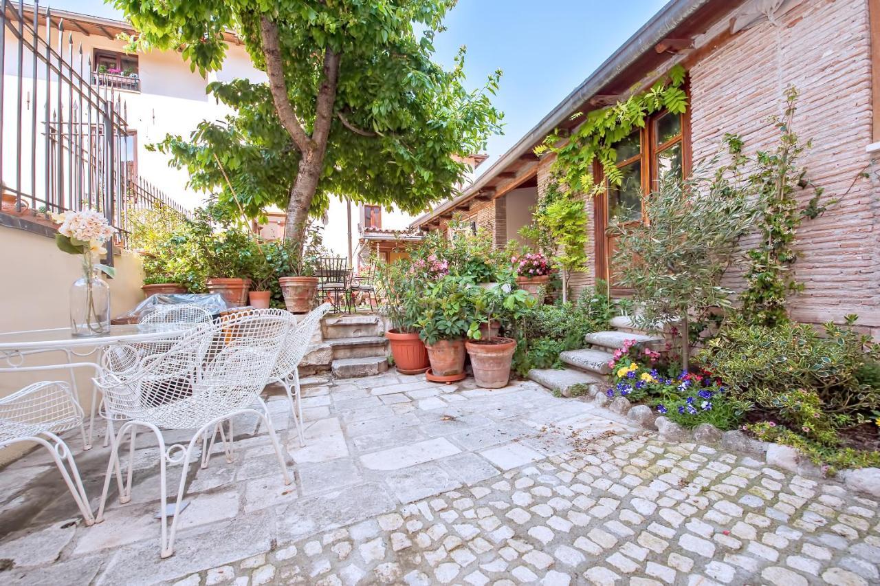 B&B Bone Novelle Dimora Storica Palazzo Zuzi ลาควิลา ภายนอก รูปภาพ