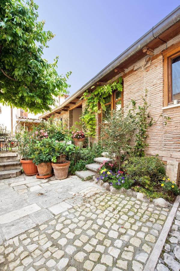 B&B Bone Novelle Dimora Storica Palazzo Zuzi ลาควิลา ภายนอก รูปภาพ