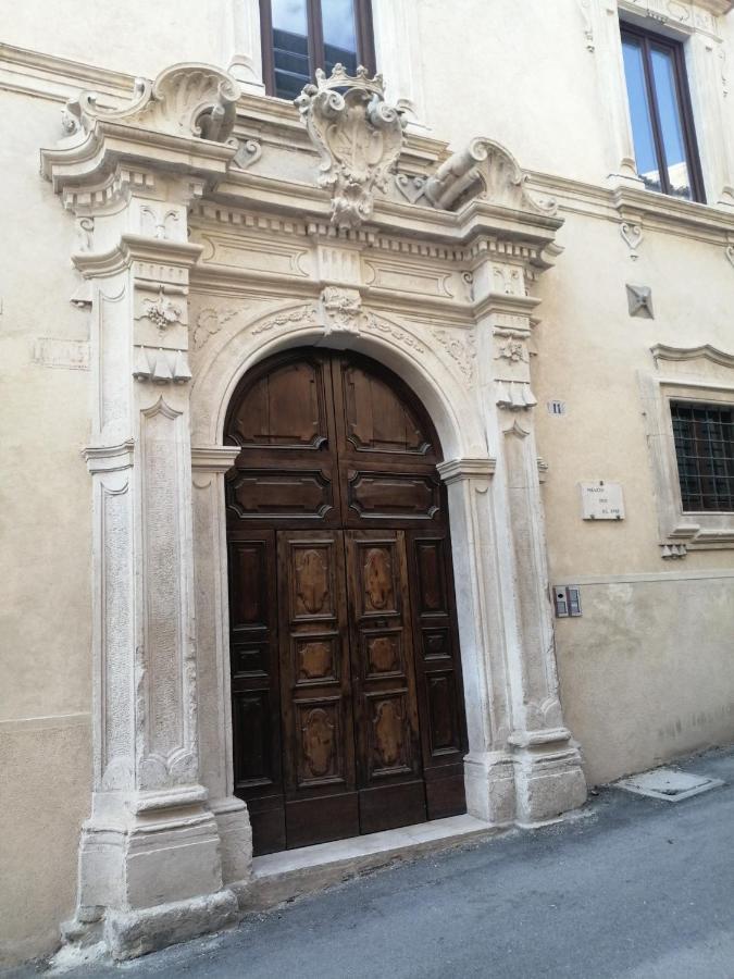 B&B Bone Novelle Dimora Storica Palazzo Zuzi ลาควิลา ภายนอก รูปภาพ