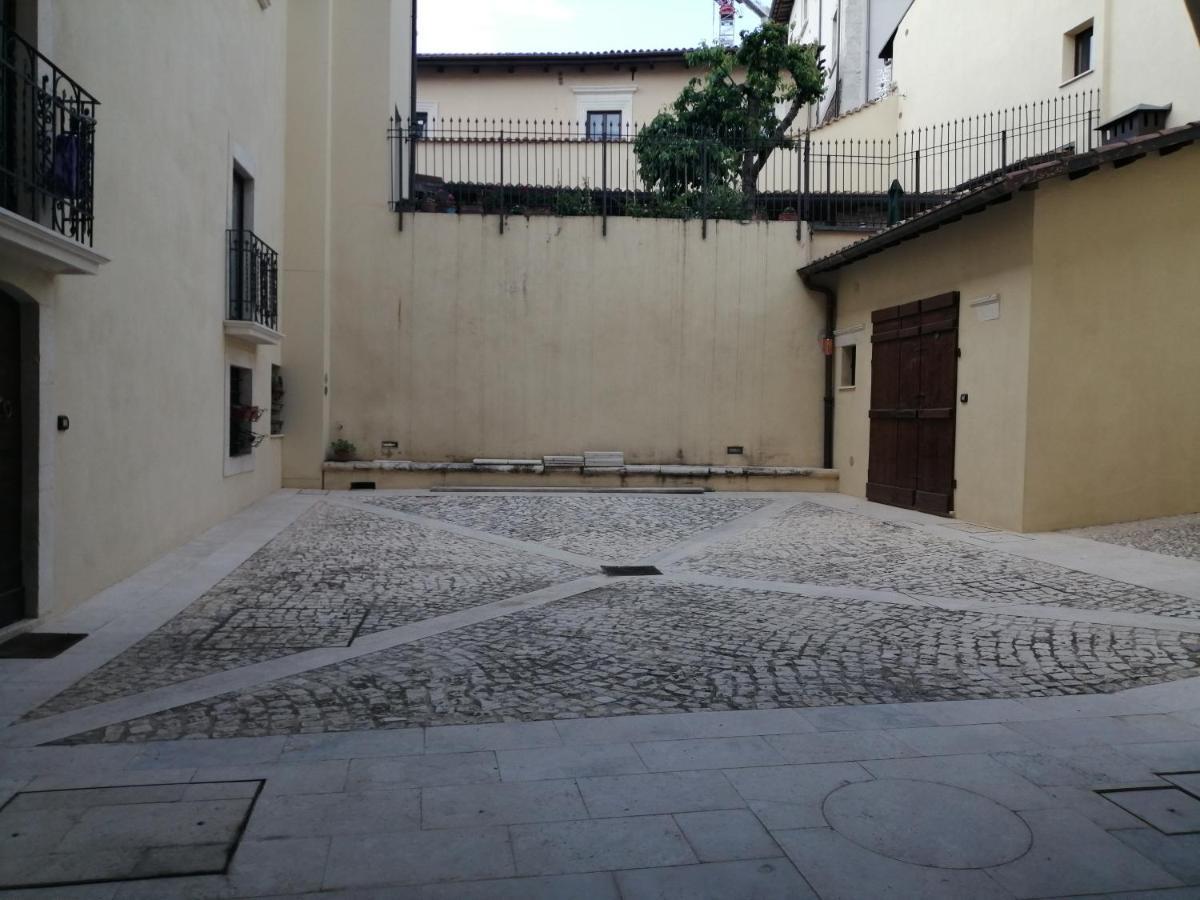 B&B Bone Novelle Dimora Storica Palazzo Zuzi ลาควิลา ภายนอก รูปภาพ