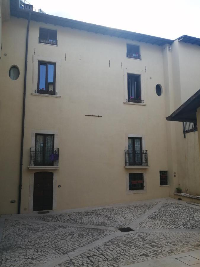 B&B Bone Novelle Dimora Storica Palazzo Zuzi ลาควิลา ภายนอก รูปภาพ